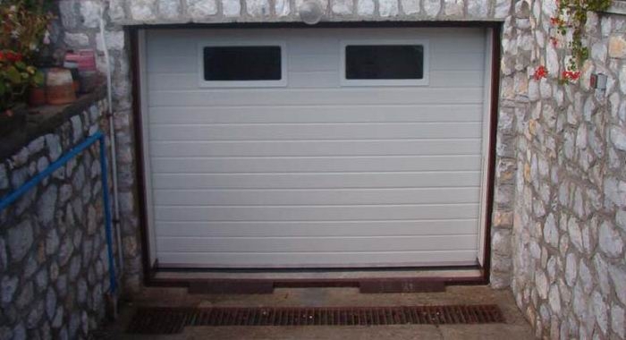 Szekcios L1.jpg - LINEA vízszintesen bordás, szekciós garázskapu ablakkal.